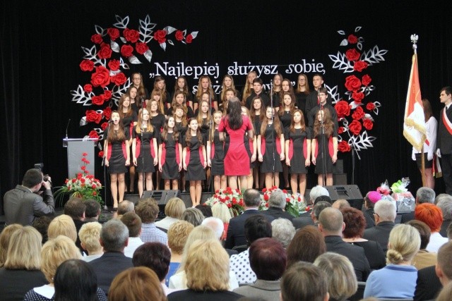 Nowy budynek gimnazjum w Grębocicach