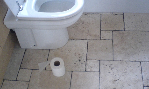 Gender: Mężczyźni muszą siusiać na siedząco!