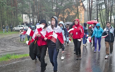  Spacer patriotyczny z flagami i śpiewem do Lublińca, gdzie finałem była modlitwa na cmentarzu