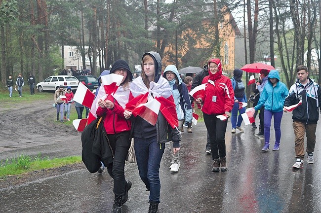  Spacer patriotyczny z flagami i śpiewem do Lublińca, gdzie finałem była modlitwa na cmentarzu