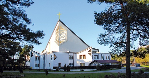 Żabiankowe sanktuarium położone jest pośrodku wielkiego osiedla