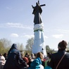 Figura Matki Bożej góruje nad domacyńskim wzgórzem od prawie osiemnastu lat