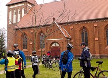  Podczas zabawy terenowej rowerzyści odwiedzili cztery zabytkowe kościoły w gminie Kobylnica