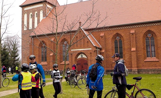  Podczas zabawy terenowej rowerzyści odwiedzili cztery zabytkowe kościoły w gminie Kobylnica