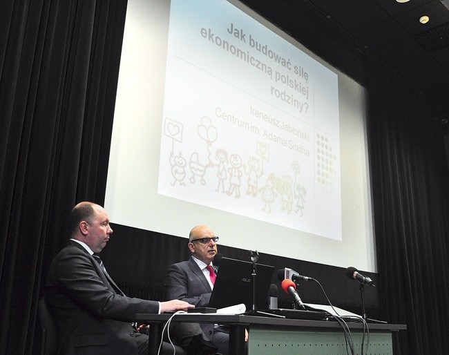  Jacek Sapa i Ireneusz Jabłoński przedstawili projekt ustawy na spotkaniu w Koszalińskiej Bibliotece Publicznej 