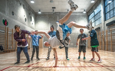 Mateusz Godlewski kocha breakdance. A jeszcze bardziej Pana Boga. Ucząc tańca,  pomaga dzieciakom