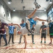 Mateusz Godlewski kocha breakdance. A jeszcze bardziej Pana Boga. Ucząc tańca,  pomaga dzieciakom