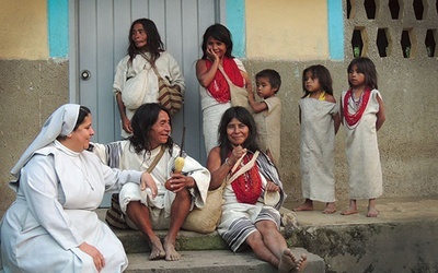 Siostry ze Zgromadzenia Sióstr Misjonarek Maryi Niepokalanej  i św. Katarzyny Sieneńskiej, założonego przez Laurę Montoyę (na zdjęciu u góry) pracują  wśród Indian Kogi  