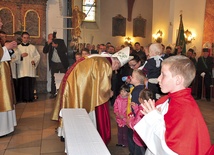 Dary na ręce biskupa złożyli m.in. przedstawiciele rodzin i rodzin zastępczych