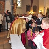 Dary na ręce biskupa złożyli m.in. przedstawiciele rodzin i rodzin zastępczych