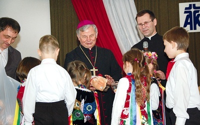  Nagrody laureatom wręczali  m.in. biskup Henryk Tomasik  i ks. Andrzej Jędrzejewski