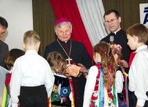  Nagrody laureatom wręczali  m.in. biskup Henryk Tomasik  i ks. Andrzej Jędrzejewski