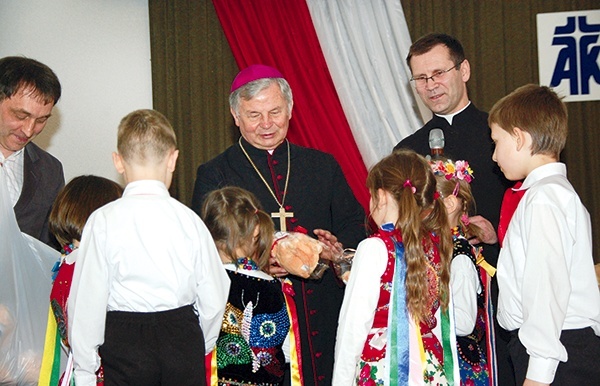  Nagrody laureatom wręczali  m.in. biskup Henryk Tomasik  i ks. Andrzej Jędrzejewski