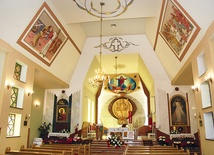Wnętrze kościoła zaprojektował artysta Czesław Dźwigaj