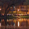 Setki osób wzięło udział w procesji. Kiedy szli brzegiem jeziora, towarzyszyły im relikwie błogosławionego, które umieszczono w łodzi