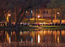 Setki osób wzięło udział w procesji. Kiedy szli brzegiem jeziora, towarzyszyły im relikwie błogosławionego, które umieszczono w łodzi