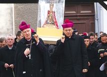 Powyżej: Biskupi rozpoczęli wędrówkę dróżkami, odmawiając Różaniec