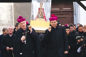 Powyżej: Biskupi rozpoczęli wędrówkę dróżkami, odmawiając Różaniec