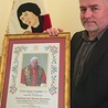 Józef Marciniszyn z dumą pokazuje błogosławieństwo przesłane całej szkole przez Benedykta XVI
