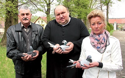  Hodowcy gołębi z Sekcji Dąbie k. Krosna Odrz. z ks. Henrykiem Laszczowskim, który jest kapelanem hodowców gołębi i wikariuszem w parafii w Starosiedlu