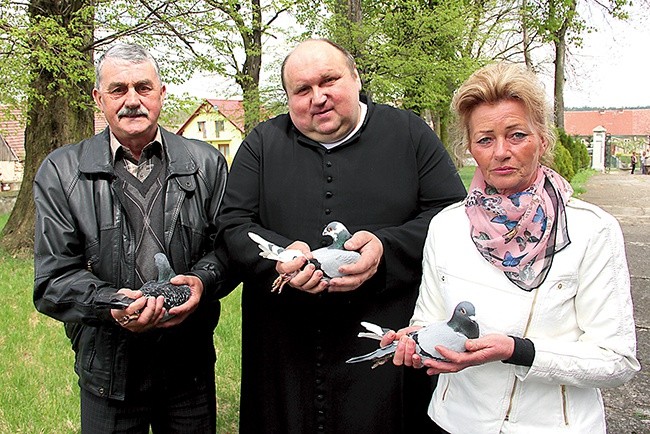  Hodowcy gołębi z Sekcji Dąbie k. Krosna Odrz. z ks. Henrykiem Laszczowskim, który jest kapelanem hodowców gołębi i wikariuszem w parafii w Starosiedlu