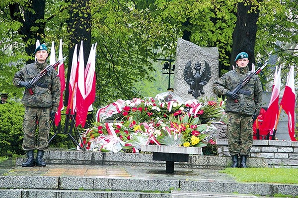 Uroczystości państwowe odbyły się przy pomniku upamiętniającym Konstytucję i bohaterów, którzy polegli w obronie jej ideałów 