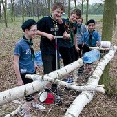  Gotowanie na ogniu czy zrobienie stołu lub krzesła z kilku patyków  i bez użycia gwoździ to pestka 