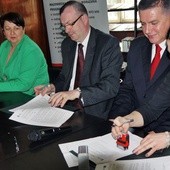 Umowę o zmodernizowaniu siedziby MCK podpisali członek Zarządu Województwa Mazowieckiego Wiesław Raboszuk oraz dyrektor placówki Elżbieta Wiśniewska
