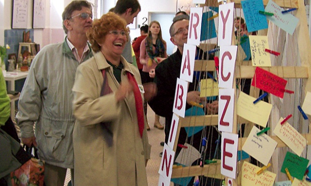 Drabina życzeń – do niej mieszkańcy mogą przyczepiać własne pomysły na funkcjonowanie nowego miejsca