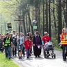 Pątnicy zmierzają do sanktuarium