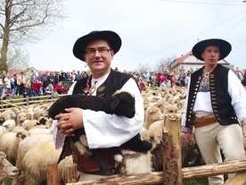  Piotr Kohut – z owieczką na rękach – podczas poświęcenia stada
