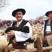  Piotr Kohut – z owieczką na rękach – podczas poświęcenia stada