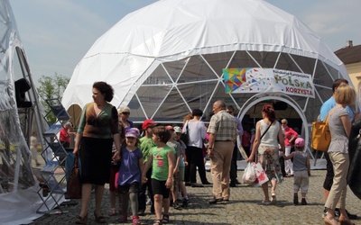 W pikniku europejskim na Nowym Rynku w Łowiczu wzięły także udział dzieci z przedszkola