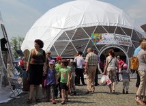W pikniku europejskim na Nowym Rynku w Łowiczu wzięły także udział dzieci z przedszkola
