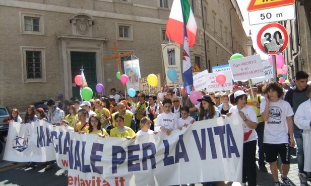 Ulicami Rzymu przeszedł Marsz dla Życia