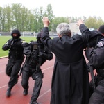 Mecz policjantów z księżmi w Kutnie