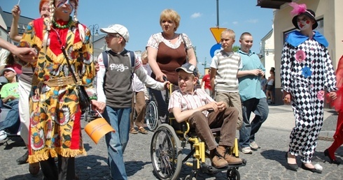 Barwny korowód rozpocznie integracyjną zabawę