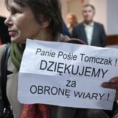 Proces za zniszczenie rzeźby papieża