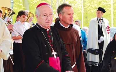 Bp Andrzej Dziuba i o. Daniel Szustak podczas pożegnania pielgrzymów