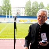 Mecz pomiędzy policjantami i księżmi w Kutnie był podziękowaniem dla ks. Jana Dobrodzieja