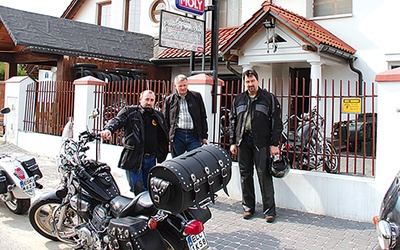  Dla księży (od lewej) Krzysztofa, Stanisława i Wiesława jazda na motocyklu to sposób na odpoczynek i rozładowanie stresów