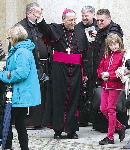 Bp Wolfgang Ipolt nie ukrywał radości ze spotkania u Matki Bożej Łaskawej