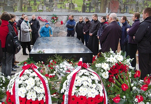 Cmentarz na Rossie. Chwila zadumy i modlitwy przy grobie matki Józefa Piłsudskiego