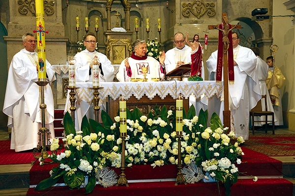   Eucharystii przewodniczył bp Henryk Tomasik. Koncelebrowali ją księża: (od lewej) Andrzej Tuszyński, Jacek Kucharski, Mariusz Wincewicz i Krzysztof Rusiecki