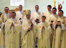  11 maja 2013 r., kościół św. Jadwigi na Nowinach w Rybniku – arcybiskup  Wiktor Skworc udziela święceń diakonatu  ośmiu młodym mężczyznom 