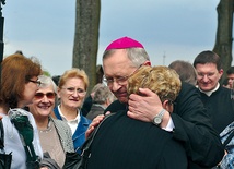 Jestem wzruszony waszą odpowiedzią, że tak licznie jesteście tu obecni – powiedział bp Edward do uczestników pielgrzymki