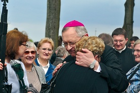 Jestem wzruszony waszą odpowiedzią, że tak licznie jesteście tu obecni – powiedział bp Edward do uczestników pielgrzymki