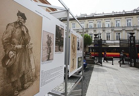  24 plansze pokazują życie naszego miasta, ale przede wszystkim charakterystyczne zajęcia jego mieszkańców sprzed wieku