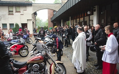  Po Mszy św. wszystkie motory i ich właścicieli poświęcił ks. prał. Stefan Jezusek