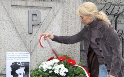 Pod Pomnikiem Pierwszego Transportu do KL Auschwitz 